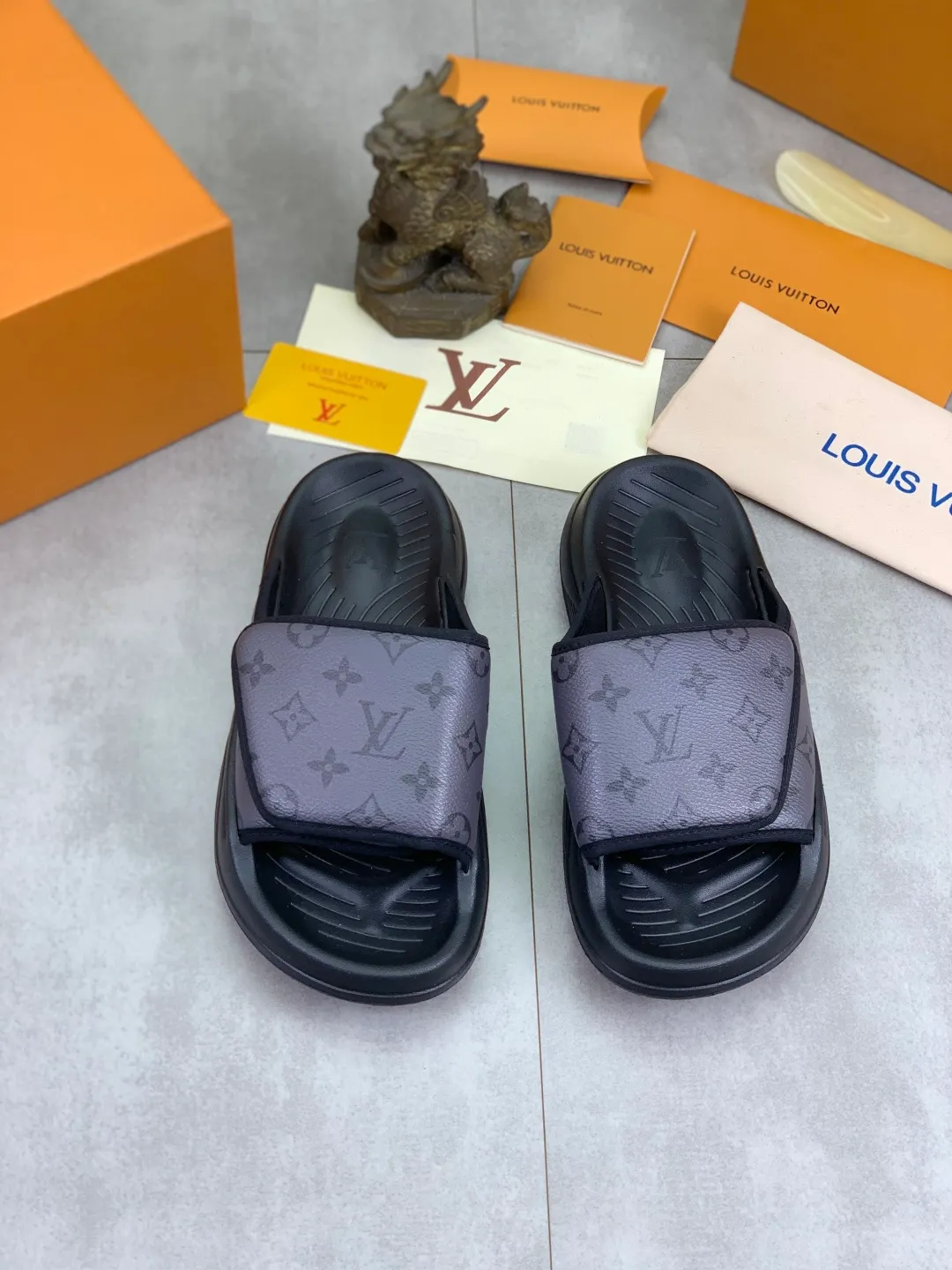 Men's shoes 💰P320💰【New style】🆘 Original quality 【LOUIS VUITTON】The popular Louis Vuitton LV men's slippers on the official website are on sale simultaneously! Original fabric imported from Italy. Original bottom provided by the original factory. Number of yards: 38-44 (customized to 45). Multiple colors to choose from. Fully packaged drawer box.